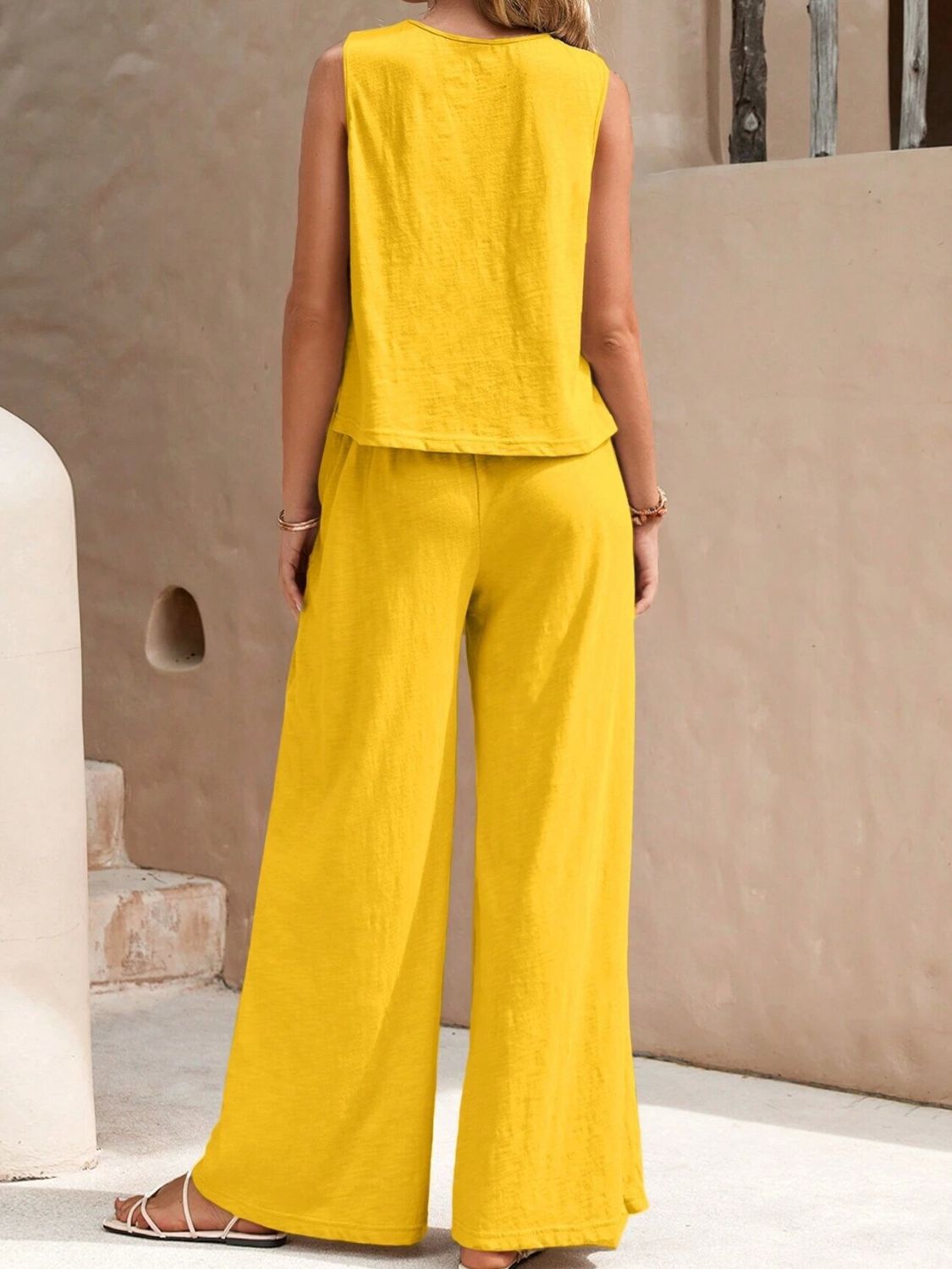 Round Neck Sleeveless Top